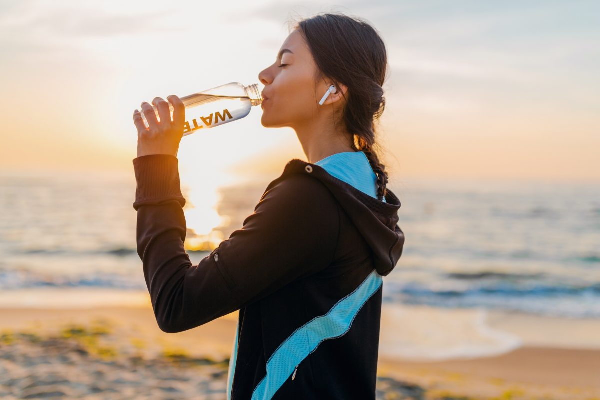ดื่มน้ำวันละกี่ลิตรถึงจะดีต่อ​สุขภาพ​? คำนวนปริมาณน้ำดื่มง่ายๆ เฉพาะบุคคล เพราะปัจจัยบางอย่างอาจส่งผลให้ร่างกายต้องการน้ำมากขึ้น