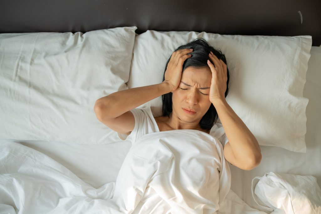 อาการนอนกระตุกเหมือนตกเหว นอนแล้วสะดุ้งตื่นตอนกลางคืน​ เกิดจากอะไรกันแน่ นอนกระตุกบ่อยๆ อันตรายไหม และจะมีวิธีแก้อย่างไรบ้าง?