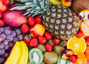 ผลไม้สำหรับผู้ป่วยเบาหวานวางเรียงรายดูน่ารับประทาน กินแต่พอดี ครั้งละ 1 ส่วน: สตรอว์เบอร์รี่ ส้ม เบอร์รี กีวี กล้วย พีช