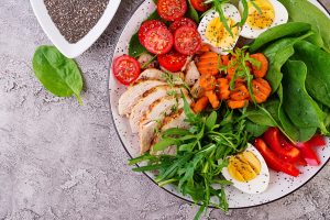 อาหาร DASH Diet มีผักผลไม้ มะเขือเทศ แครอท วอเตอร์เครส เป็นส่วนใหญ่ของจาน เพิ่มโปรตีนจากเนื้อไก่ไม่ติดมันและไข่ โรยเมล็ดเจีย
